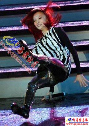 张韶涵高跟鞋惹祸当众大摔跤 四连拍实录曝光