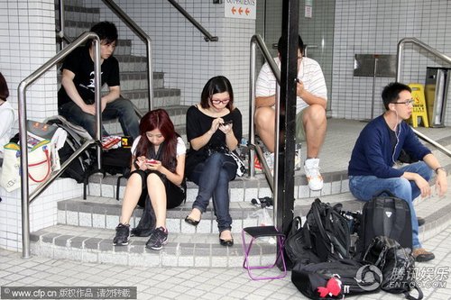 组图:张柏芝12日剖腹产 医院外记者粉丝云集 -