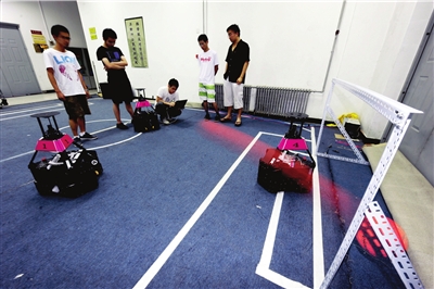 中国机器人足球队在新加坡夺冠(图)_新闻中心