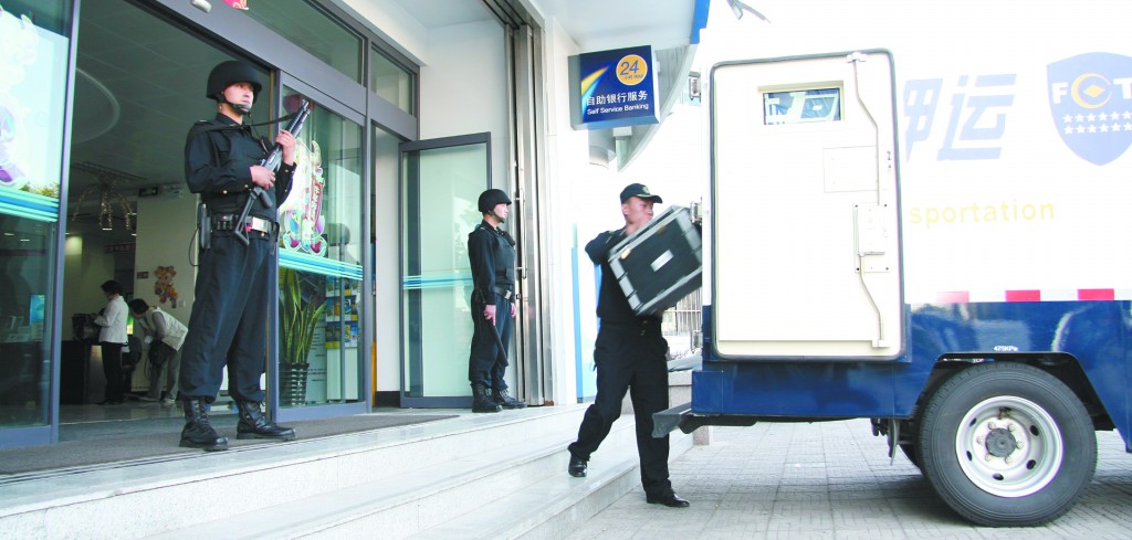 揭秘青岛金融押运员 荷枪实弹一身装备近七千