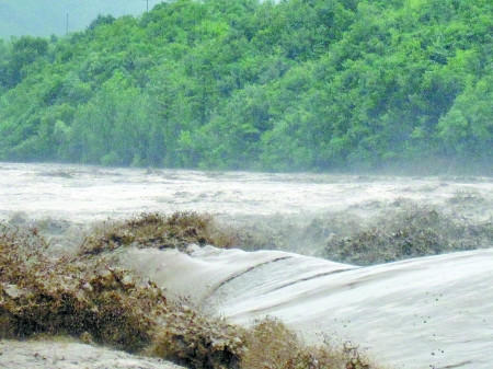 河南南阳暴雨四县景区关闭 百余名游客被疏散