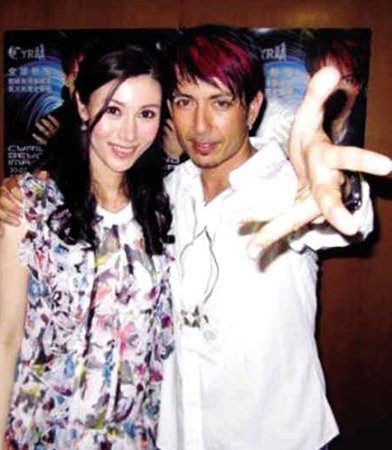 李嘉欣与丈夫许晋亨同看表演 狂赞魔术师cyril 