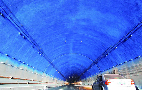 青岛海底隧道土建施工全完成 通行如在水中游