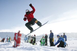 滑雪高手单板日南山飚技 激情引爆滑雪场
