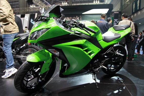 川崎将借助隆鑫的渠道先期进口2013款小忍者