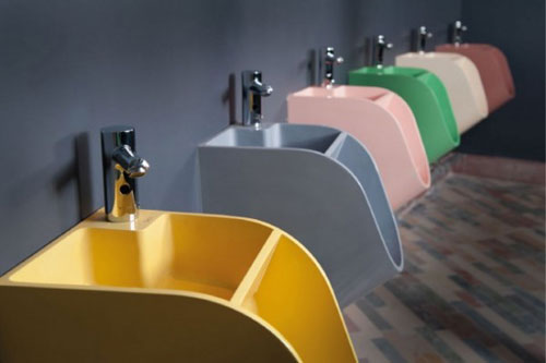 国外创意产品设计:洗手冲水二合一厕所小便器