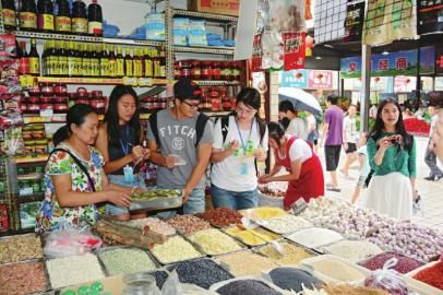 两岸学生结对子走进菜市场寻麻问辣