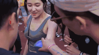 三星出了款纹身打印机 手上一划就纹好了