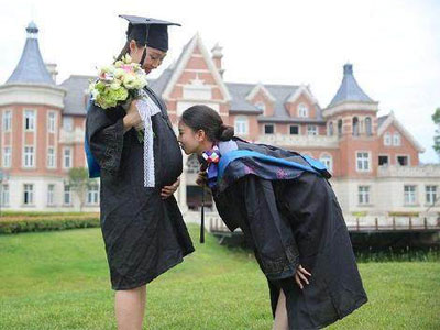 空姐挺大肚毕业照爆红网络 孕妇坐飞机的注意