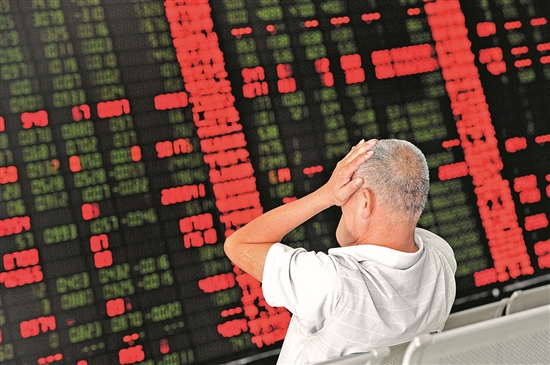 图为一股民捂住双眼.中新